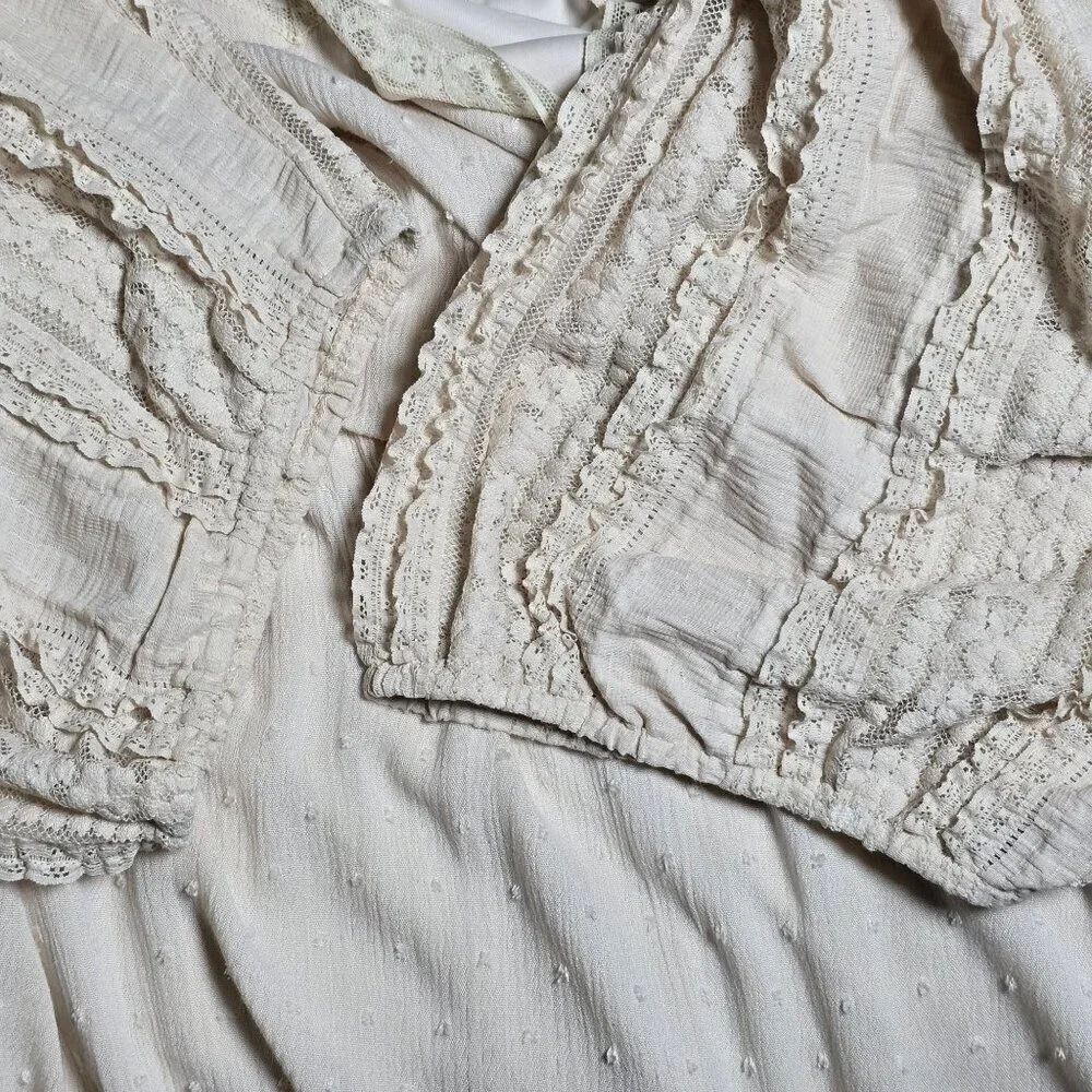 Torrid Ivory Boho Peasant Blouse With Textured Polka Dots & Lace (EUC)‎